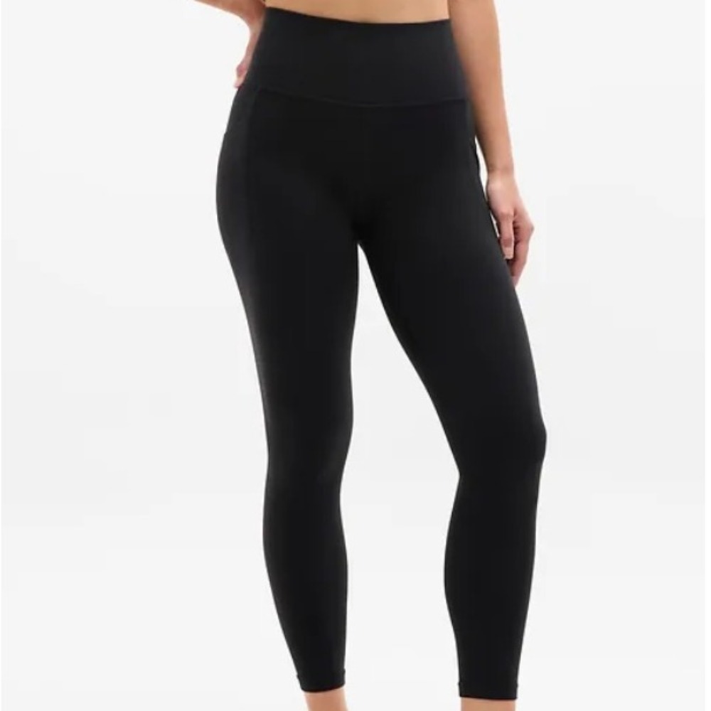 Athleta‎ Women's Medium Black Salutation Stash Pocket 7/8 Leggings Casual Gym